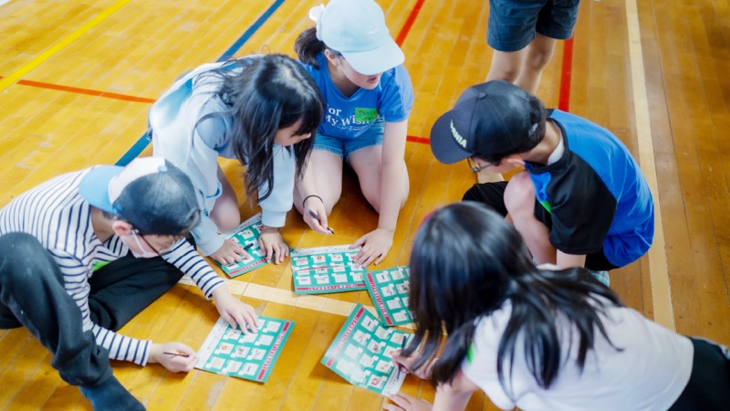 防災アイテムを真剣に選ぶ様子