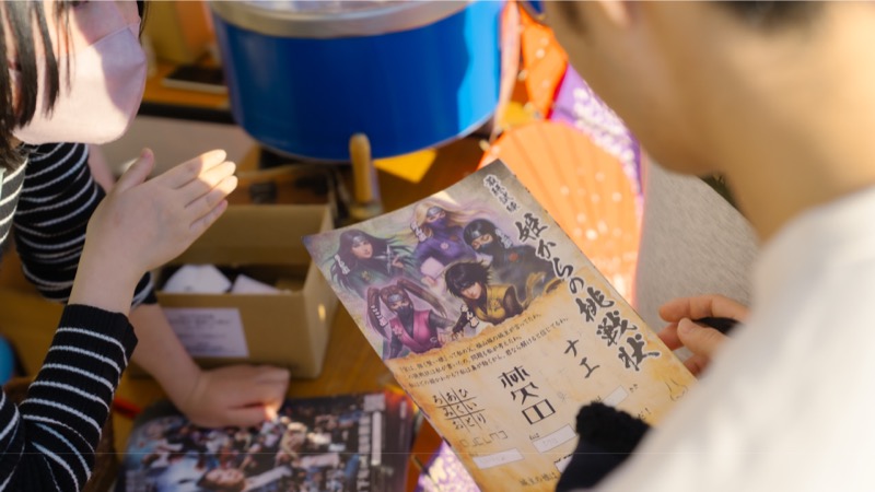 城内を散策する参加者たち