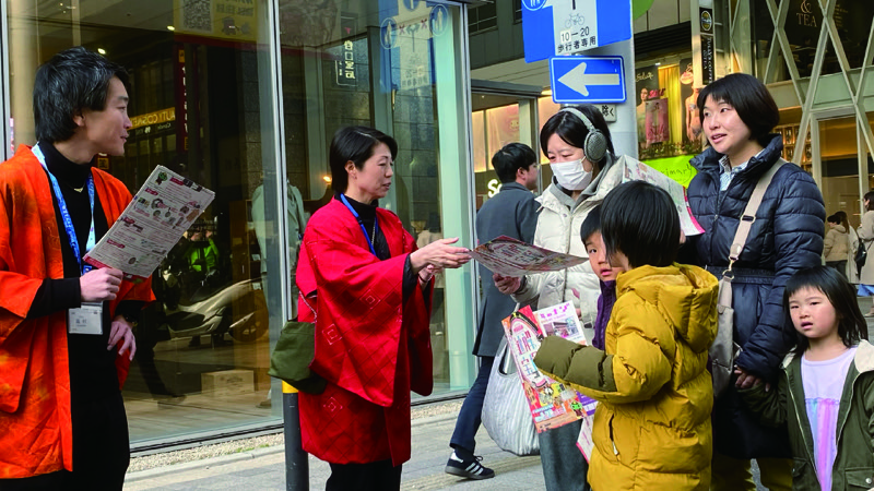 街中で謎の手がかりを探索